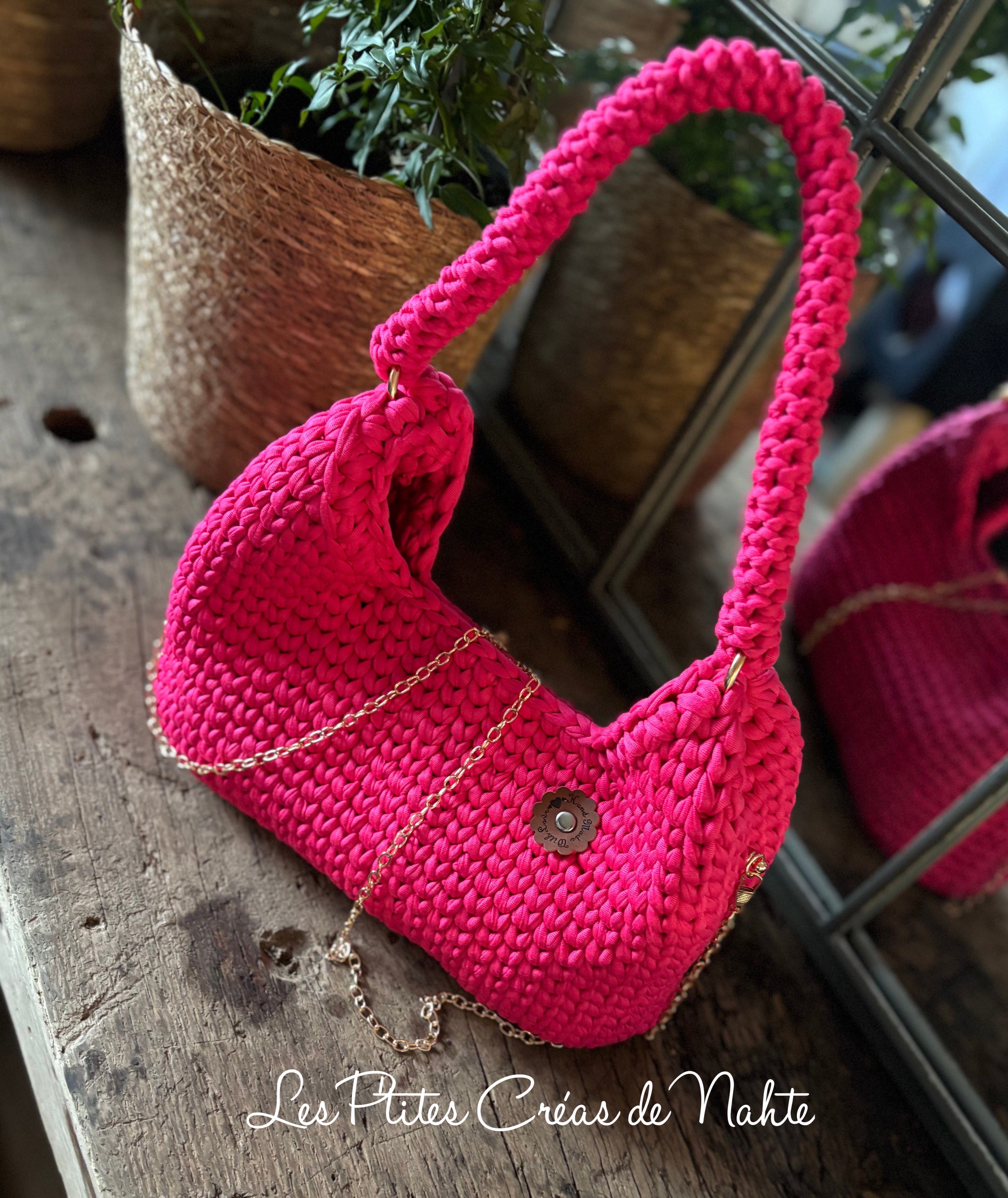 Sac crochet rose fuchsia avec chaîne dorée, création artisanale – Les P’tites Créas de Nahte