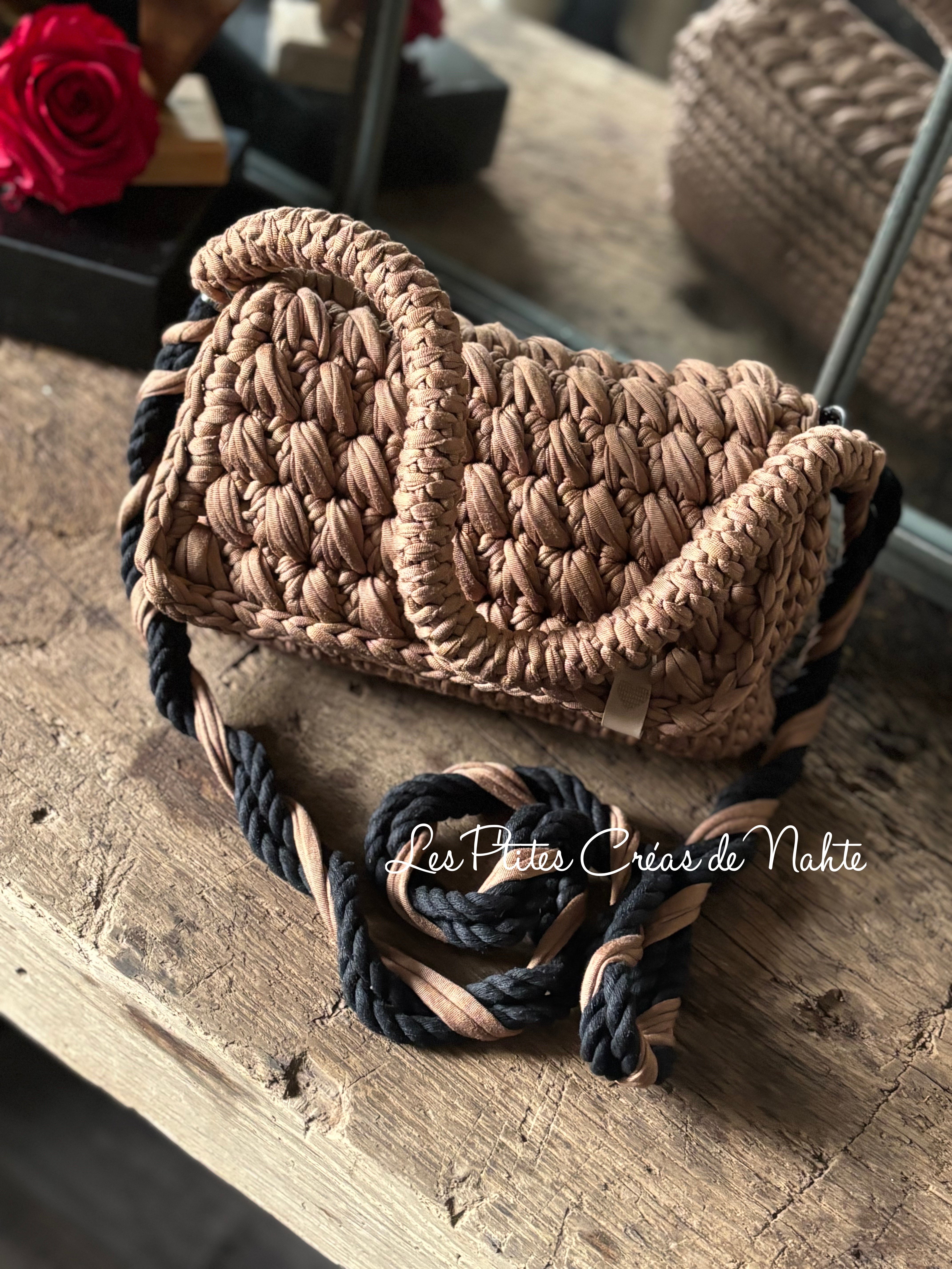Petit sac crochet camel et noir, style bohème – création artisanale Les P’tites Créas de Nahte