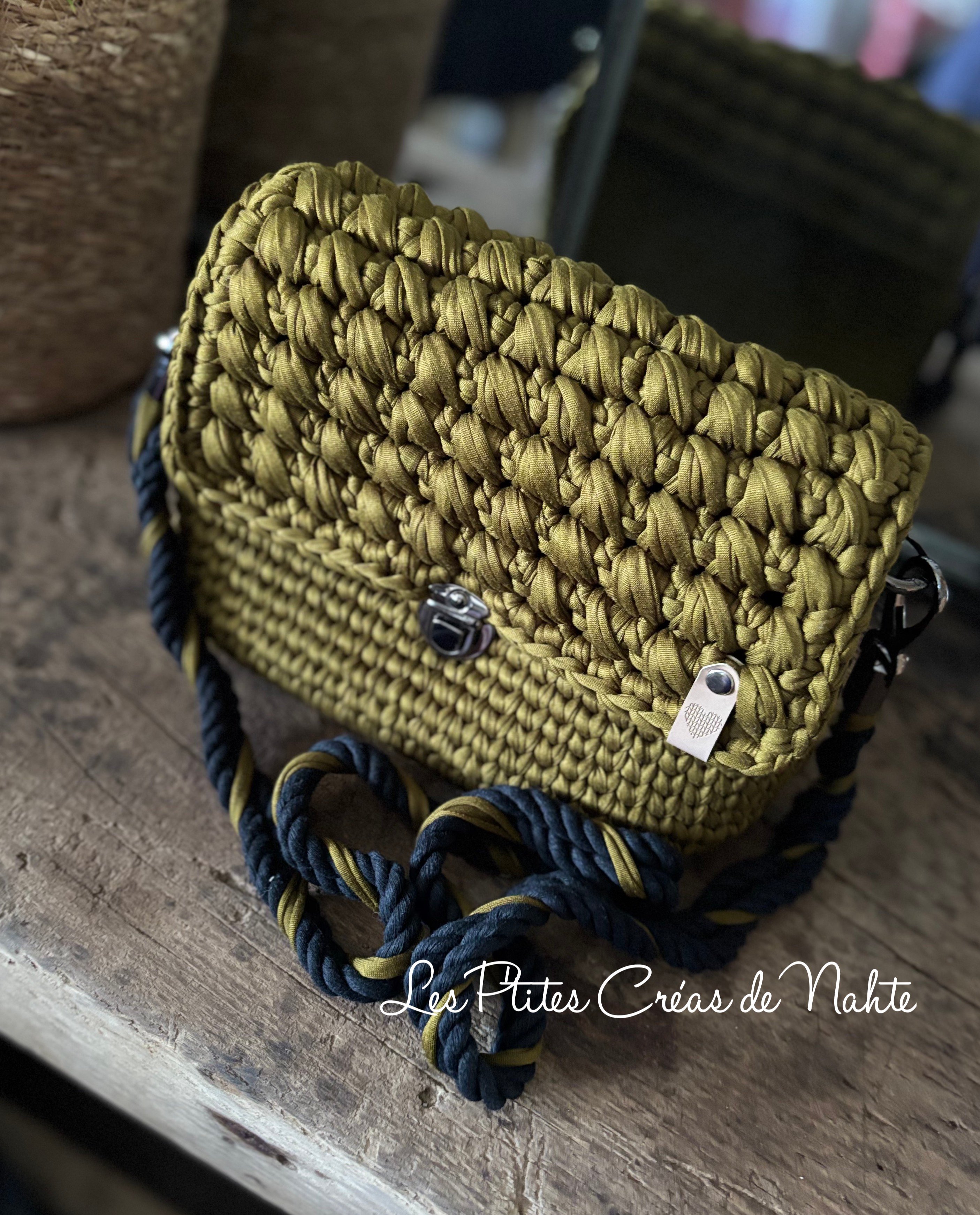 Sac crochet vert olive avec chaîne noire, style bohème chic – Les P’tites Créas de Nahte