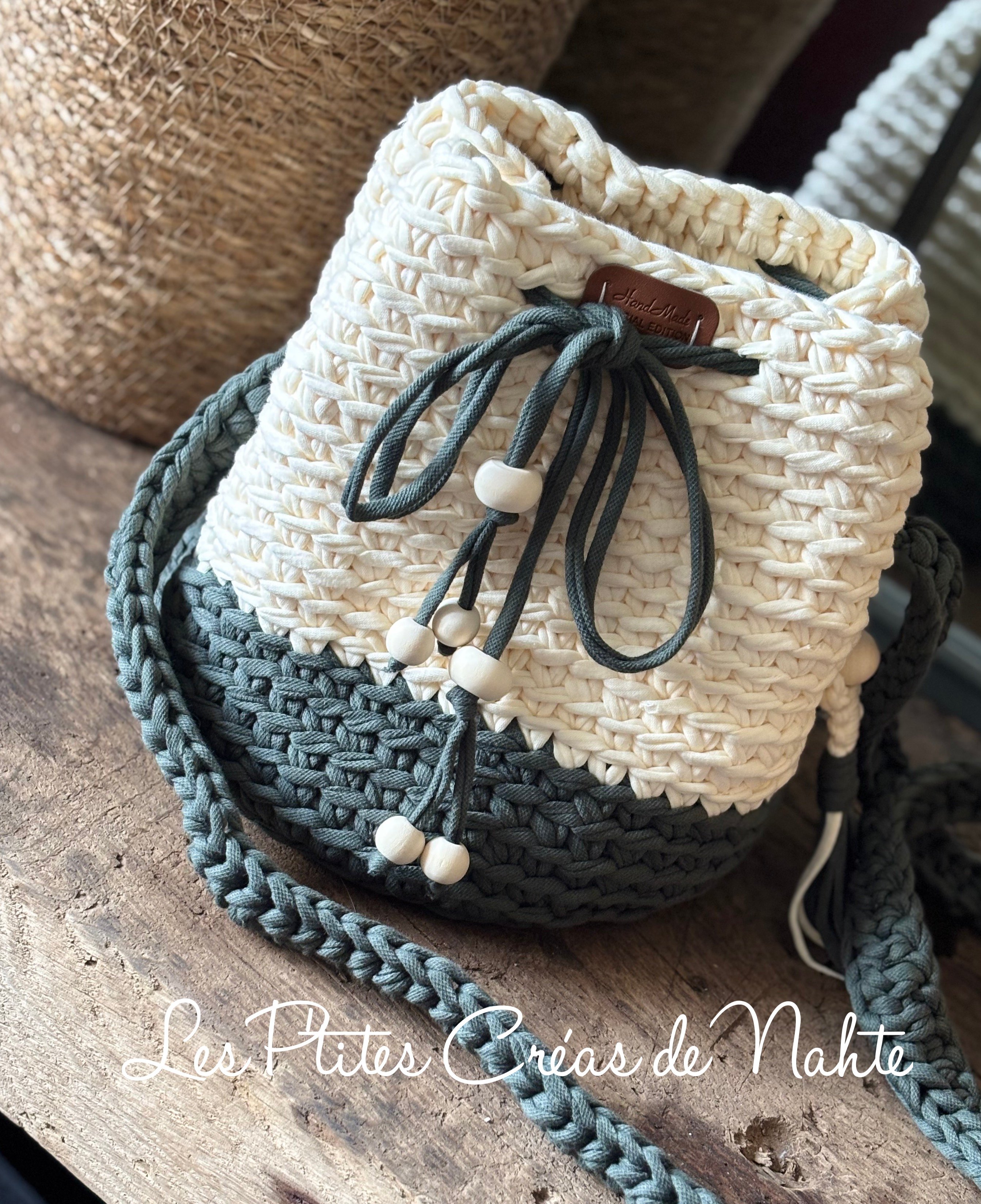 Sac crocheté beige et vert “Écorce”, création artisanale Les P’tites Créas de Nahte, style naturel avec cordon et perles bois.
