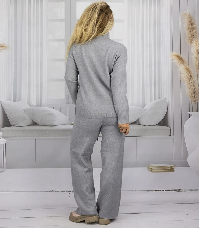 Rückansicht eines grauen gemütlichen Outfits, bestehend aus Langarm Pullover und weiten Hosen.