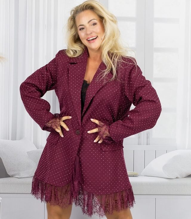 Femininer Blazer in Bordeauxrot mit glitzernde Pailletten und Spitzenborte am Saum für einen modischen Look.
