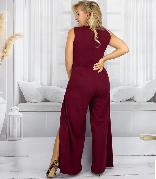 Rückenansicht des roten Jumpsuits mit seitlichen Schlitzen, lässig und stilvoll.