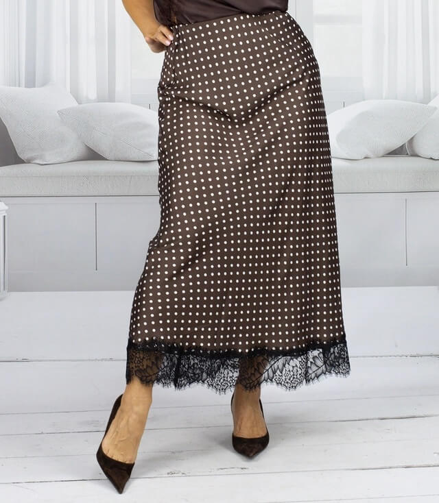 Eleganter Maxirock mit Punkten in Braun und schwarzer Spitzenborte, ideal für festliche Anlässe.