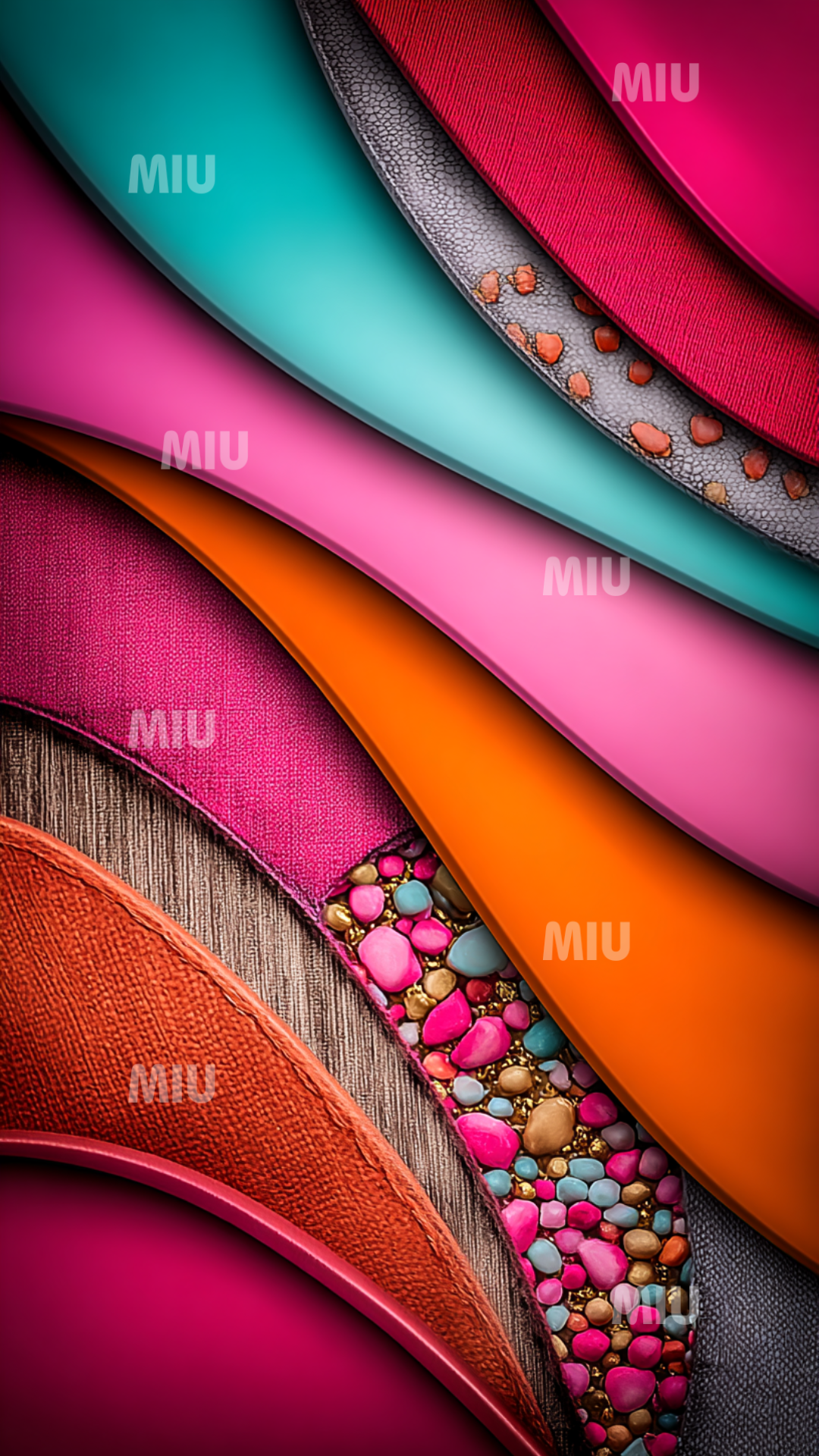 Composition abstraite de couches d’étoffes texturées aux couleurs vives — turquoise, rose, fuchsia, orange et rouge — formant des courbes fluides. Une bande incrustée de petites pierres colorées et dorées apporte un effet minéral et précieux, dans un styl