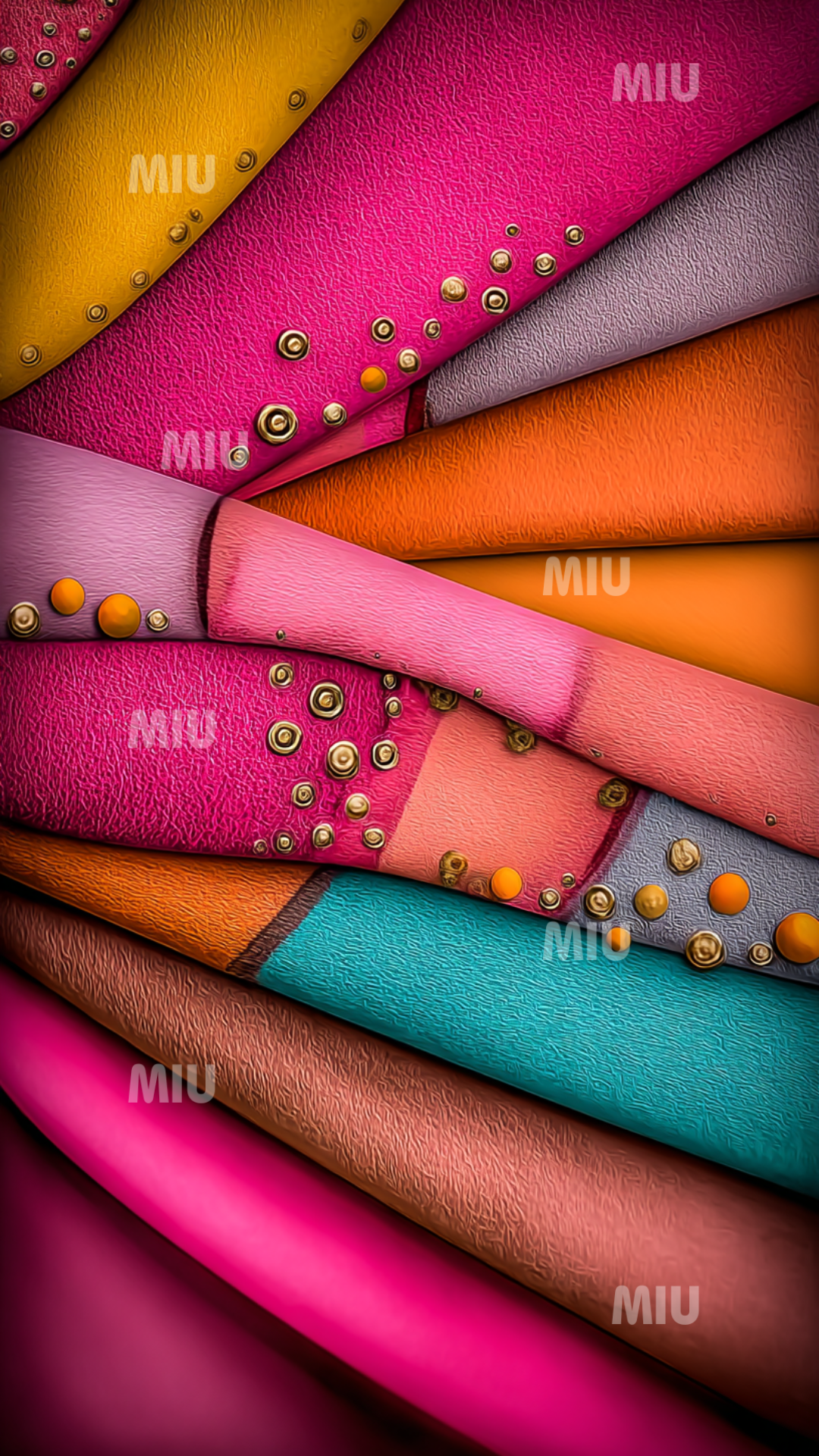 Fond abstrait composé de couches d’étoffes texturées aux couleurs vives — rose, fuchsia, orange, turquoise et jaune — ornées de petites perles dorées. Les tissus se superposent en courbes sculptées créant un effet artistique et luxueux, typique de l’unive