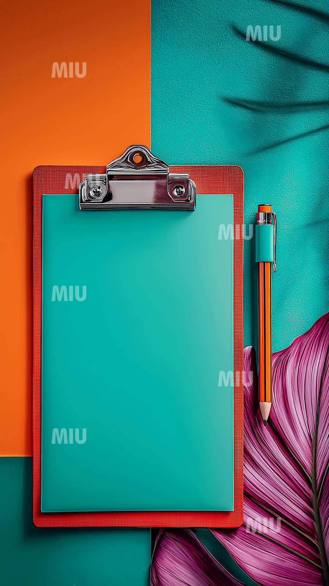 To do liste vierge sur clipboard turquoise avec crayon, fond coloré orange et vert, symbole d’organisation créative et de planification.