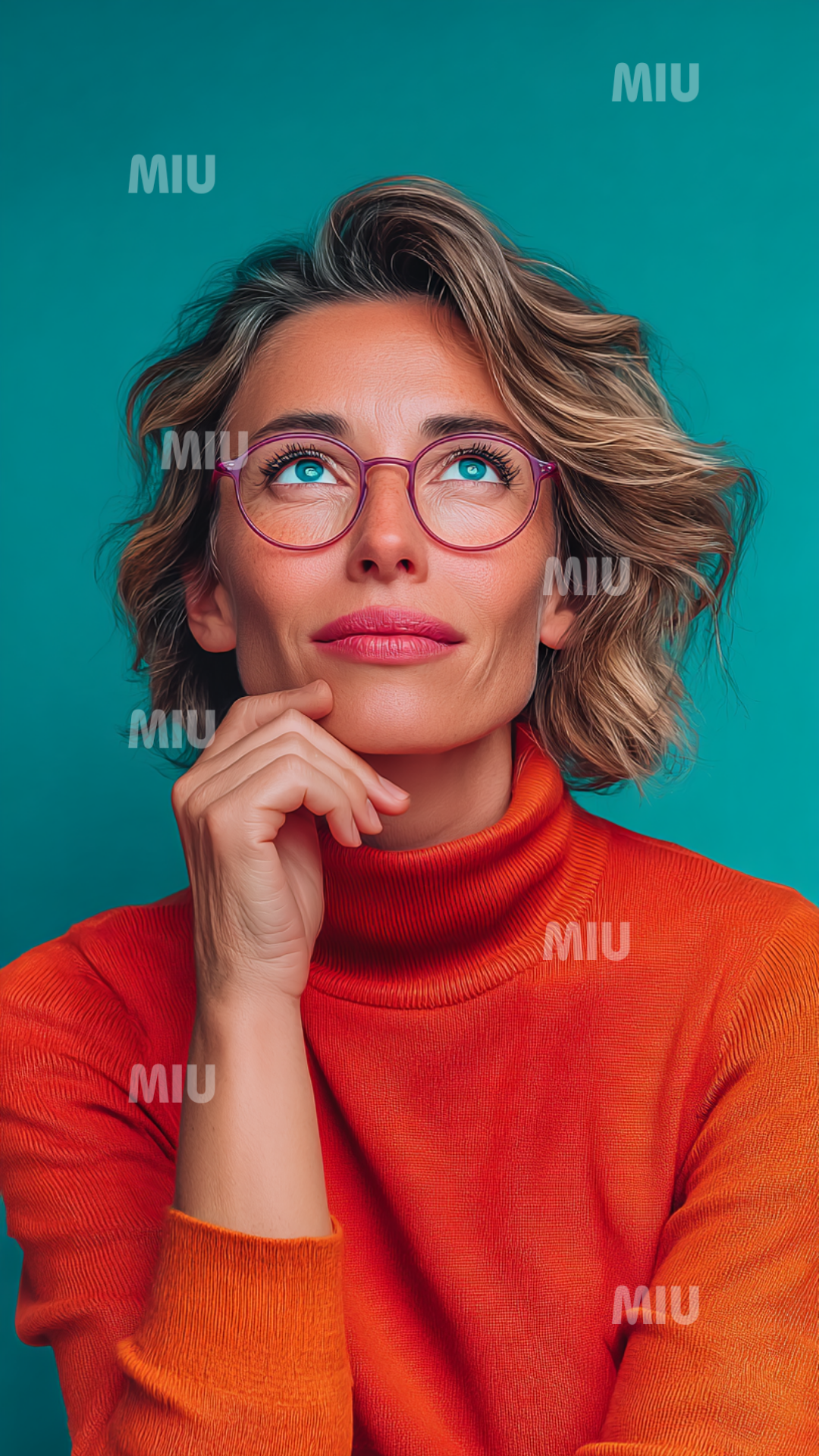 Portrait d’une femme entrepreneuse en réflexion stratégique, incarnant la clarté mentale, la vision et la prise de décision.