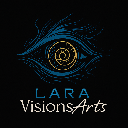 Logo artístico de LaraVisionsArts con ojo azul, espiral dorada Fibonacci y mariposa, símbolo de visión creativa y armonía natural.