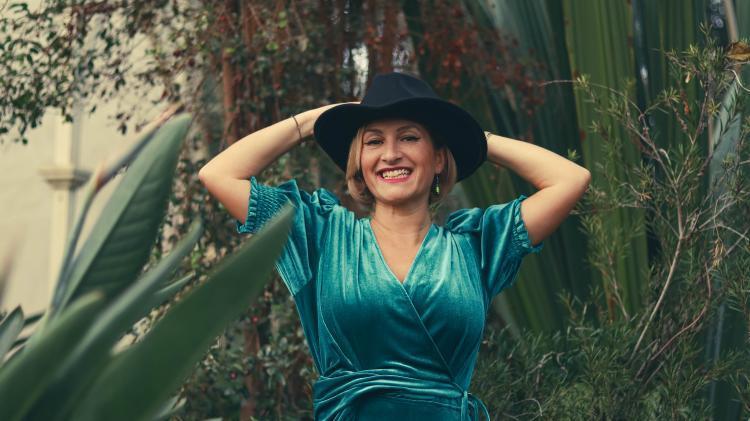 Discover the Zest for Life through Singing for burnt-out women 39+ who have just had a traumatic event and feel stuck and don't know where to turn.