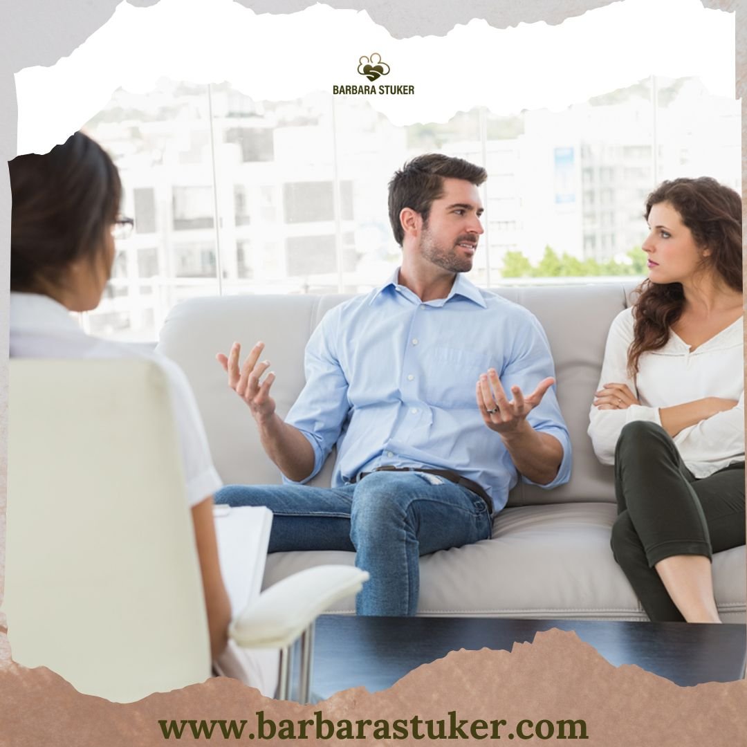 Een stel bespreekt relatieproblemen met een therapeut in een moderne kantooromgeving tijdens een therapiesessie.