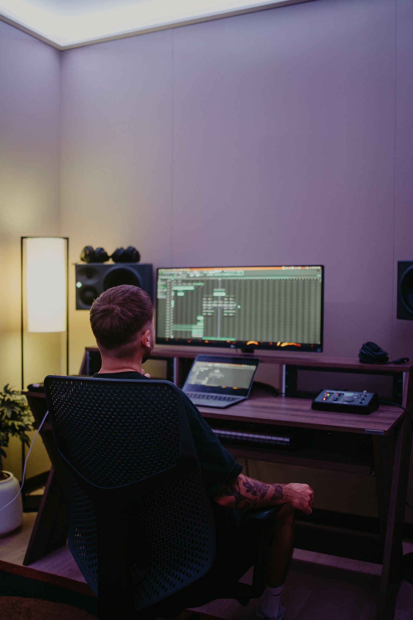 Changing Faces - Drum and Bass producer from Slovakia in the studio.