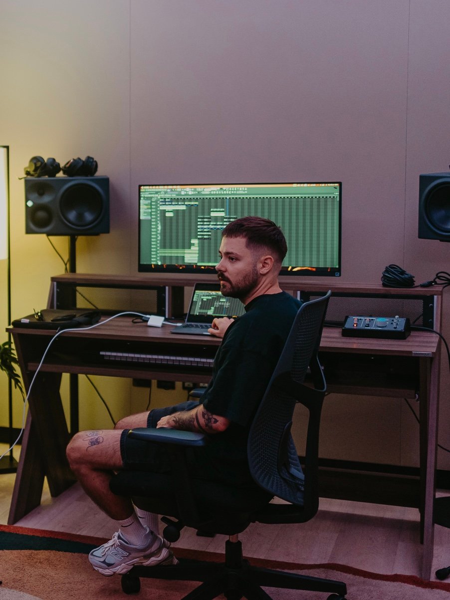 Changing Faces - Drum and Bass producer from Slovakia in the studio.