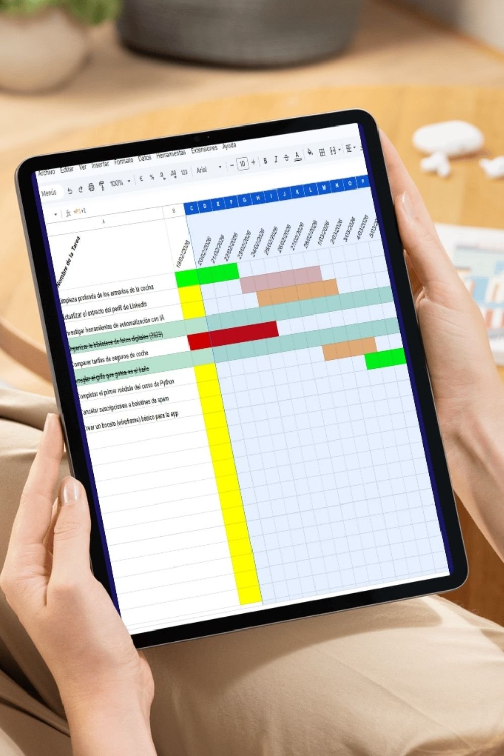 Tablet mostrando el cronograma Gantt del planificador de productividad, ideal para organizar proyectos visualmente