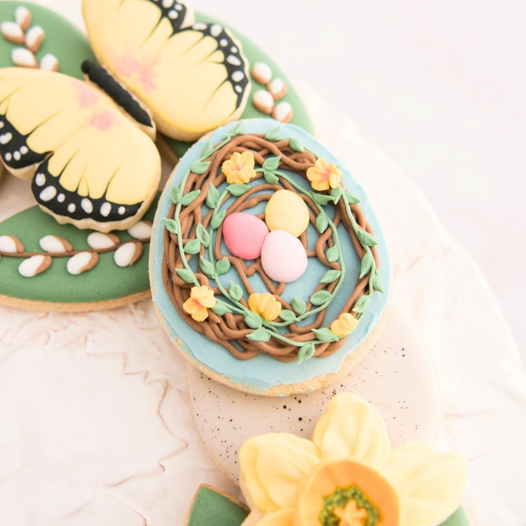 Egg shape cookie decorating like a nest with three small egg inside.