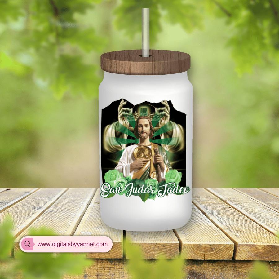 Hermoso diseño digital de San Judas Tadeo listo para sublimación. Archivo PNG en alta resolución con fondo transparente, ideal para camisetas, sudaderas, bolsas y más. Perfecto para emprendedores, negocios de impresión y creadores de productos religiosos.