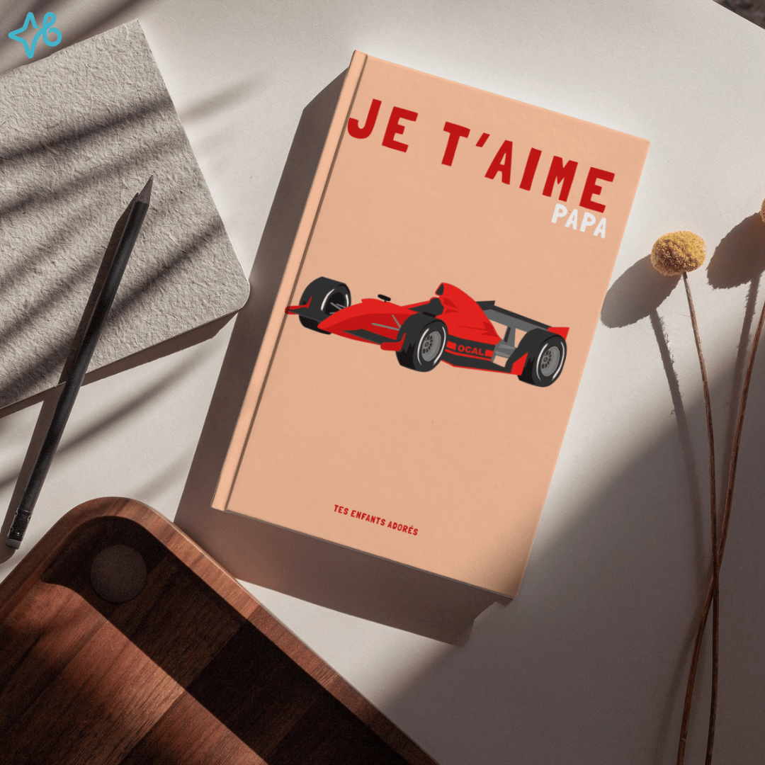 Mise en situation d'un album photo personnalisé avec une illustration de voiture de course rouge et le titre 'Je t'aime Papa' posé sur un bureau.