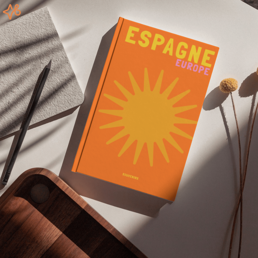 Mise en situation dun album photo personnalisé avec une illustration de soleil jaune et le titre Espagne Europe posé sur un bureau.