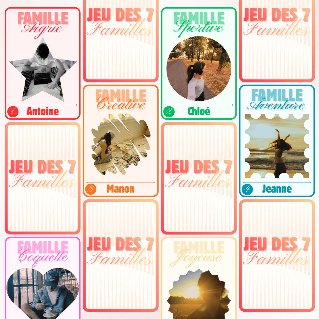 Jeu de cartes personnalisé Ma Famille posé sur une table en bois. Les cartes affichent des photos de membres de la famille et des titres comme "Famille Sportive", "Famille Coquette".