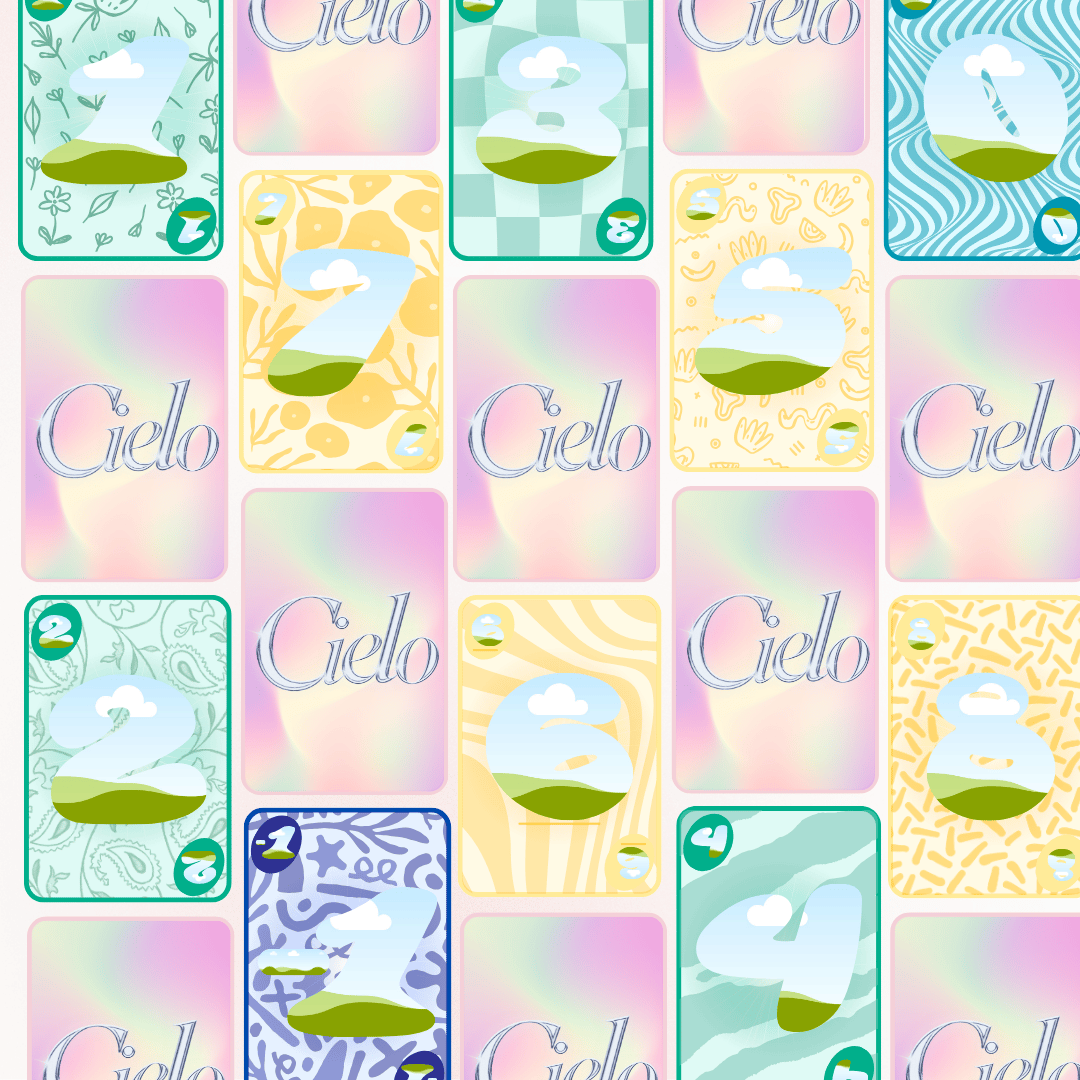 Répétition de cartes montrant alternativement des dos holographiques rose et violet portant l'inscription 'Cielo', et des faces avant avec des chiffres et photos personnalisées