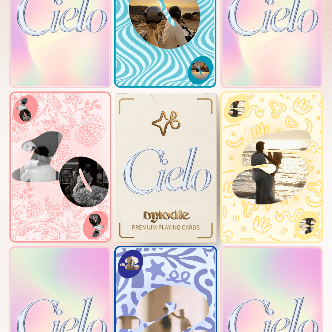 Grille de cartes à jouer personnalisées montrant des photos de couple, des motifs floraux rose et jaune, et le dos des cartes 'Cielo' au fini holographique.