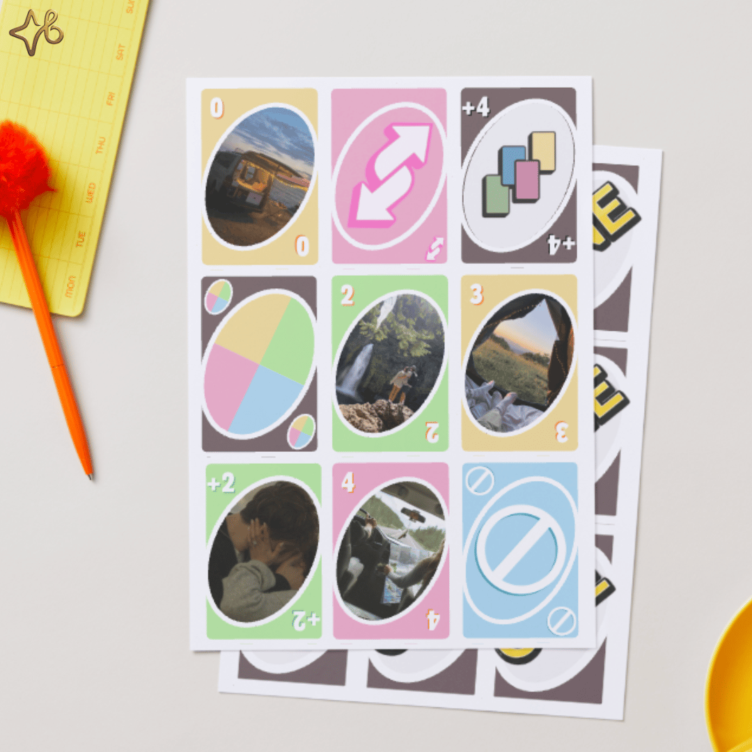 Impression de cartes de jeu personnalisées avec photos de couple sur une table de travail.