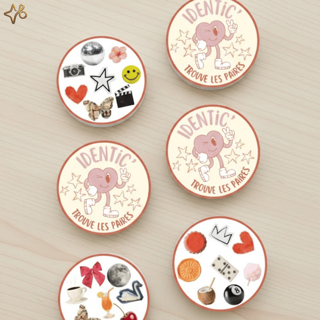 Vue de dessus de plusieurs cartes de jeu personnalisées avec des photos et des icônes rétro, montrant le design esthétique et le logo Identic by Bylodie.