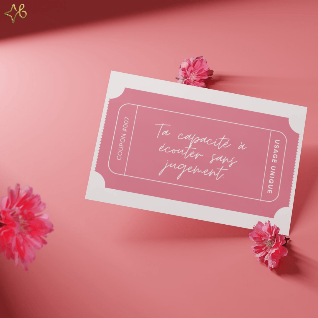 Mise en situation d'un coupon romantique "Ta capacité à écouter sans jugement" sur fond rose avec des fleurs printanières.