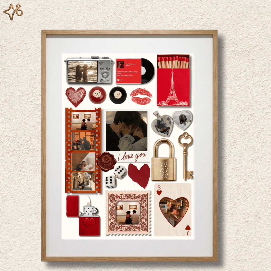 Plan rapproché du poster personnalisé couple Bylodie dans son cadre en bois, mettant en valeur les détails comme la pellicule photo, le briquet cœur et la clé dorée.
