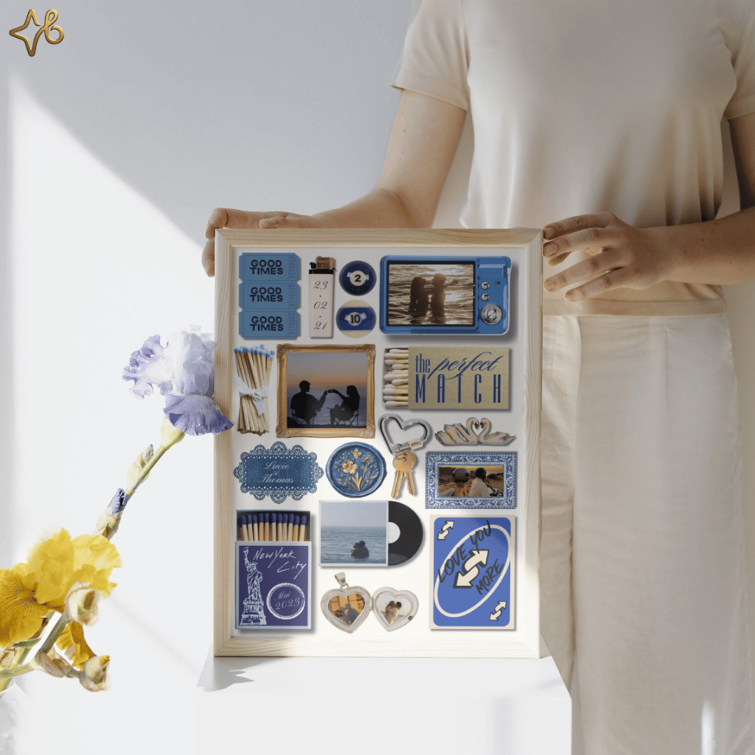 Cadre photo personnalisé amoureux Bylodie tenu par une personne en tenue blanche, montrant le design détaillé et les souvenirs de couple sur fond bleu.