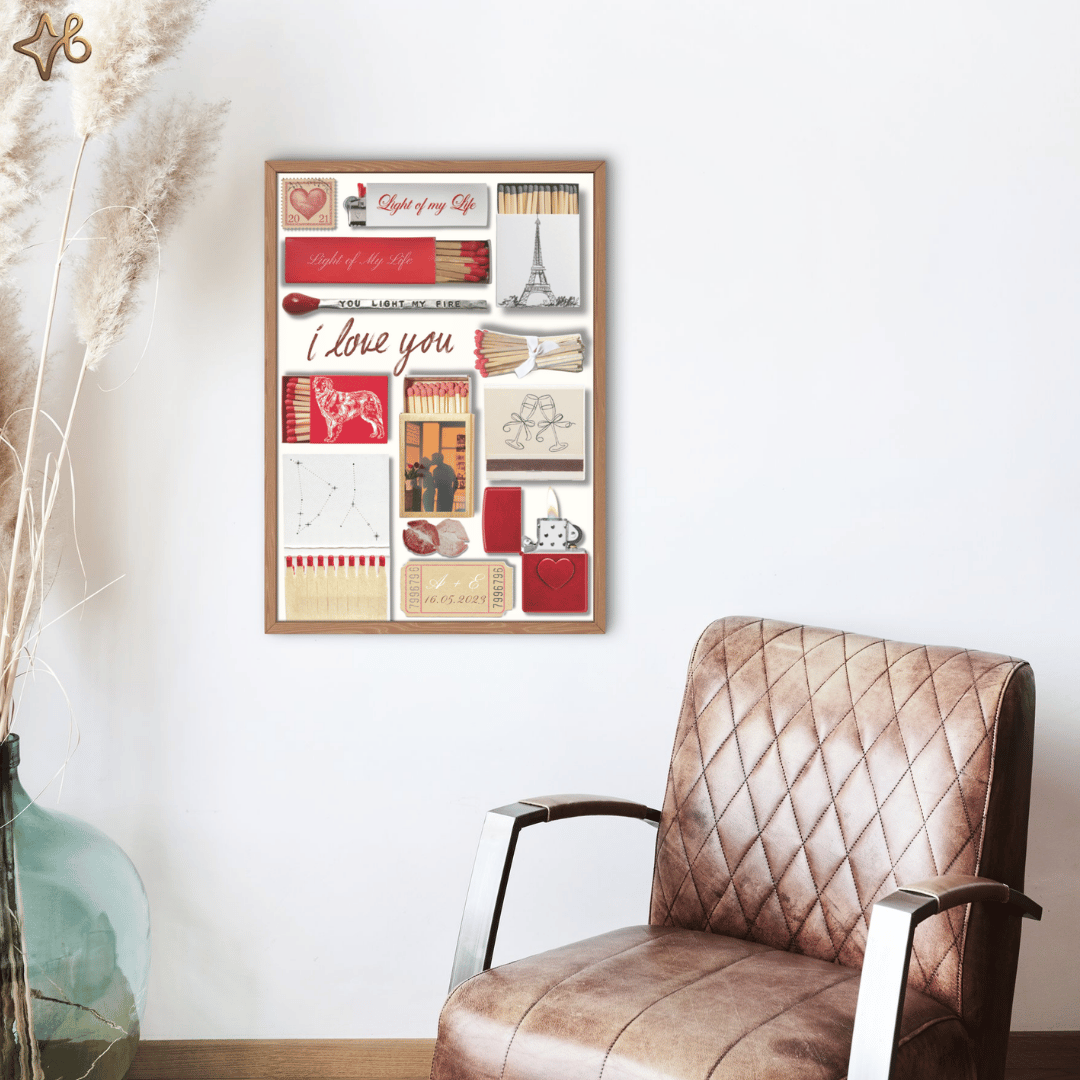 Tableau souvenir de couple personnalisé accroché au-dessus d'un fauteuil en cuir dans un salon moderne.