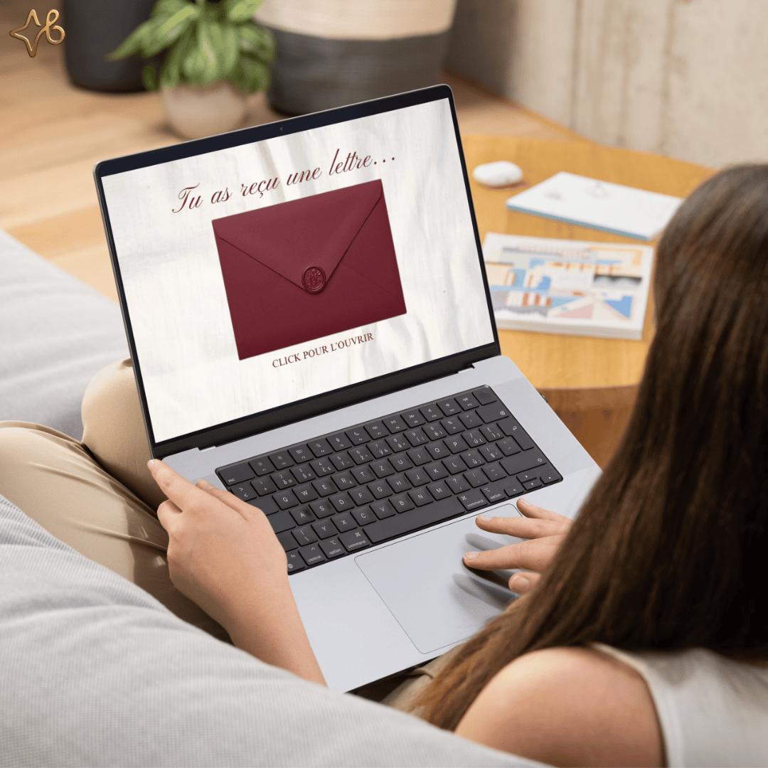 Femme utilisant un ordinateur portable pour ouvrir une lettre numérique interactive sur un fond minimaliste.
