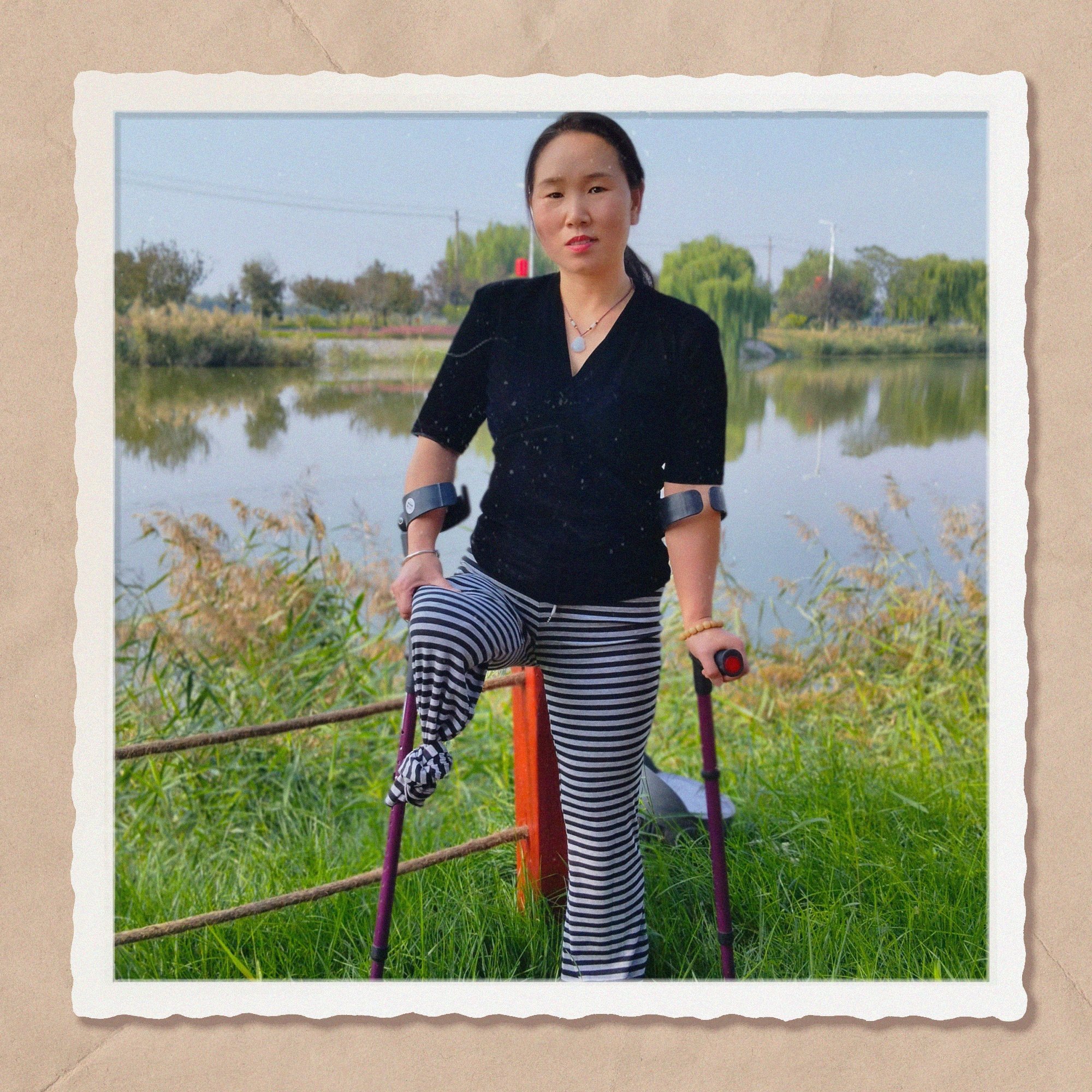 Gigi: Sak Amputee Girl - Using elbow crutches to go out for a walk in ...