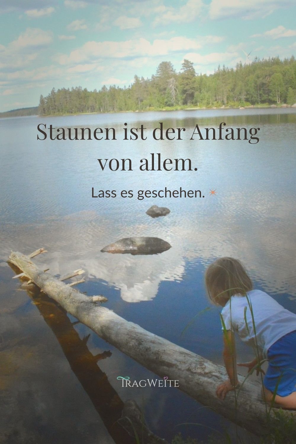Foto-Poster Staunen ist der Anfang von allem – Kind am See, Tragweite