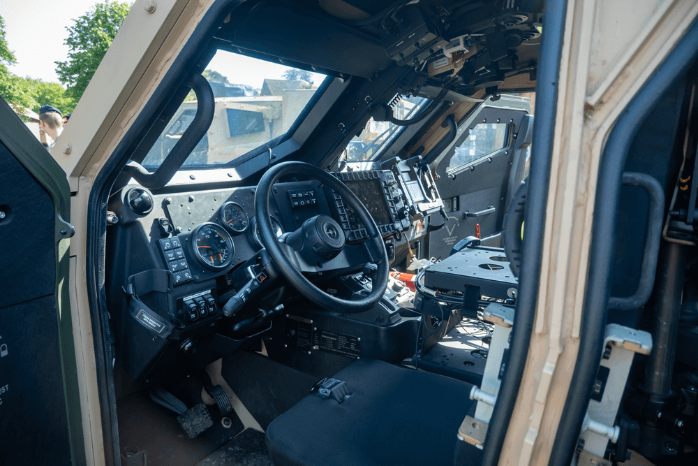 dashboard-falcon-clv-oshkosh-militair-voertuig-techniek