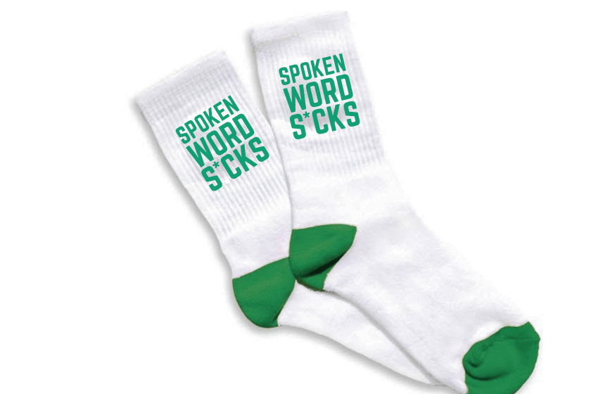 Digitale mockup afbeelding van witte sportsokken met groene vlakken bij de tenen en hiel van de sokken. Op de sokken staat de groengekleurde tekst "SPOKEN WORD S*CKS". De achtergrond is wit.