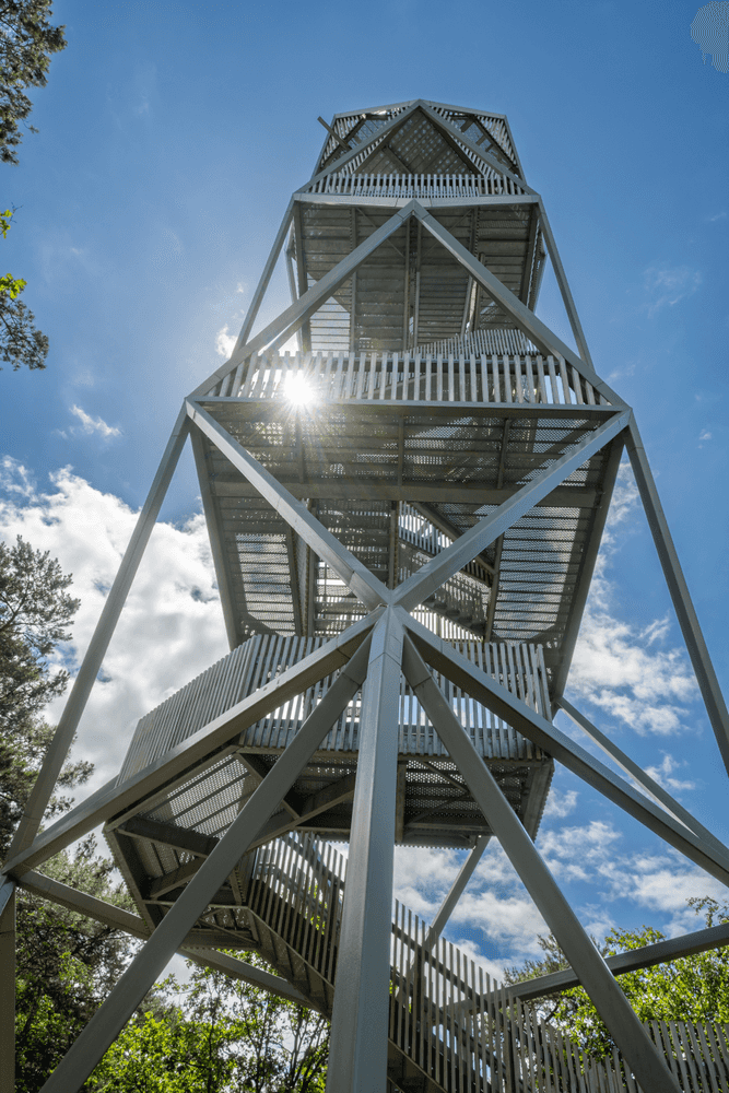 Moderne stalen uitkijktoren Kalmthoutse Heide met zonnestraal