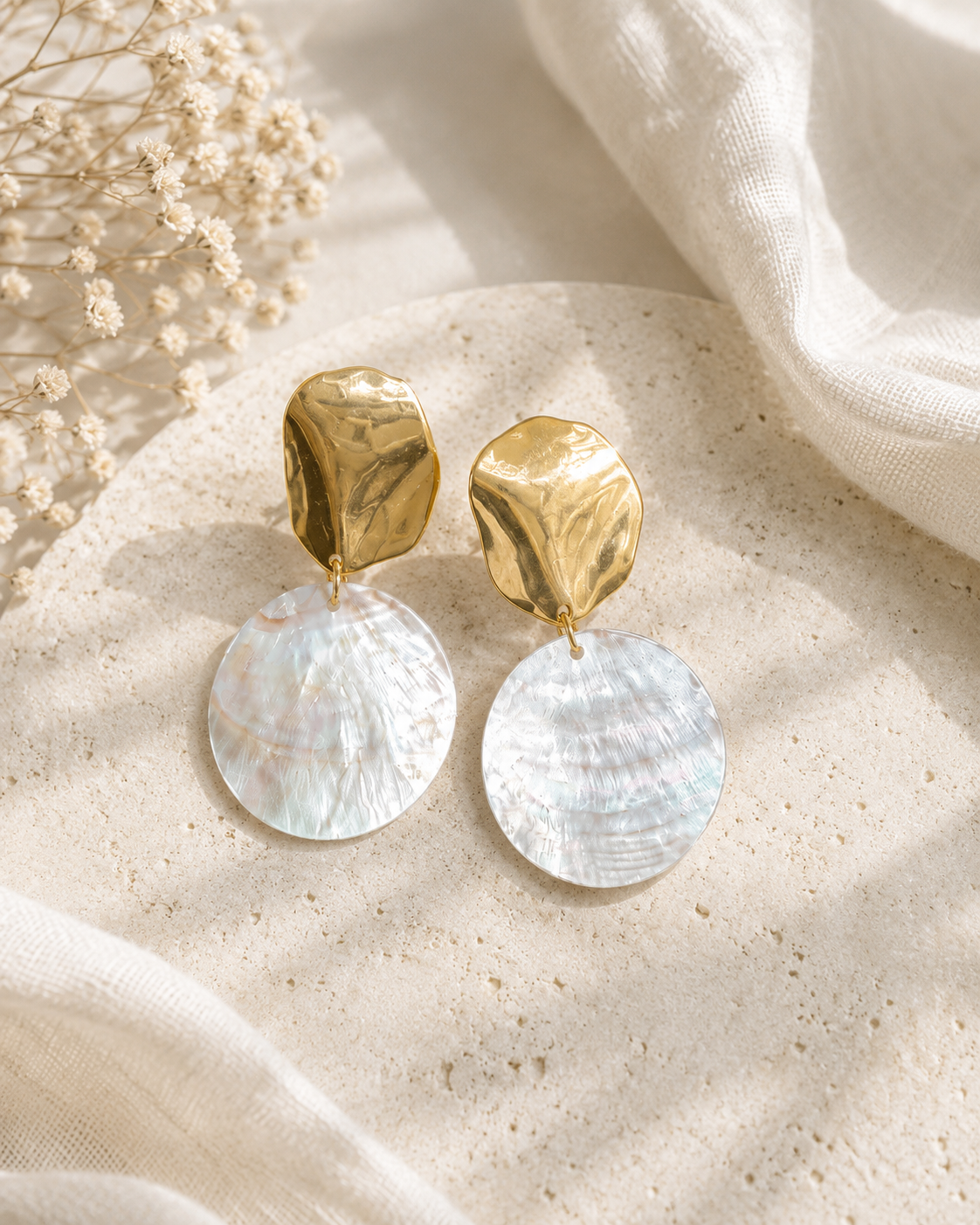 Orecchini artigianali in acciaio inox dorato e madreperla naturale – Lumen Jewels
