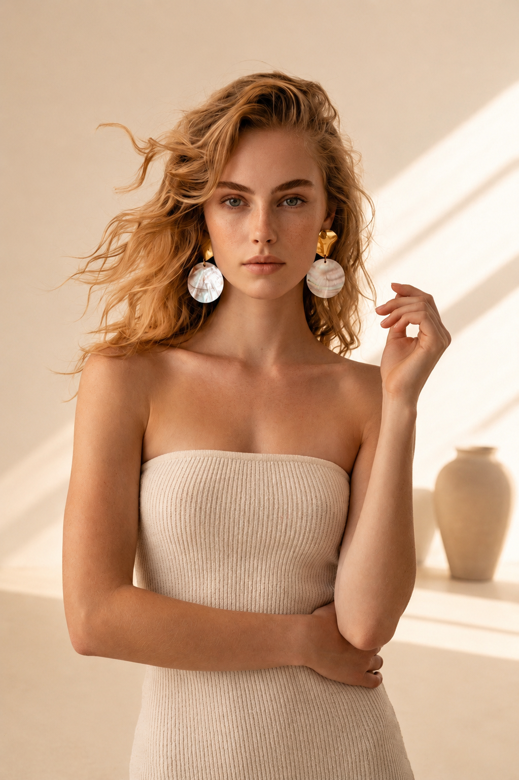 Orecchini eleganti in madreperla naturale indossati – Lumen Jewels