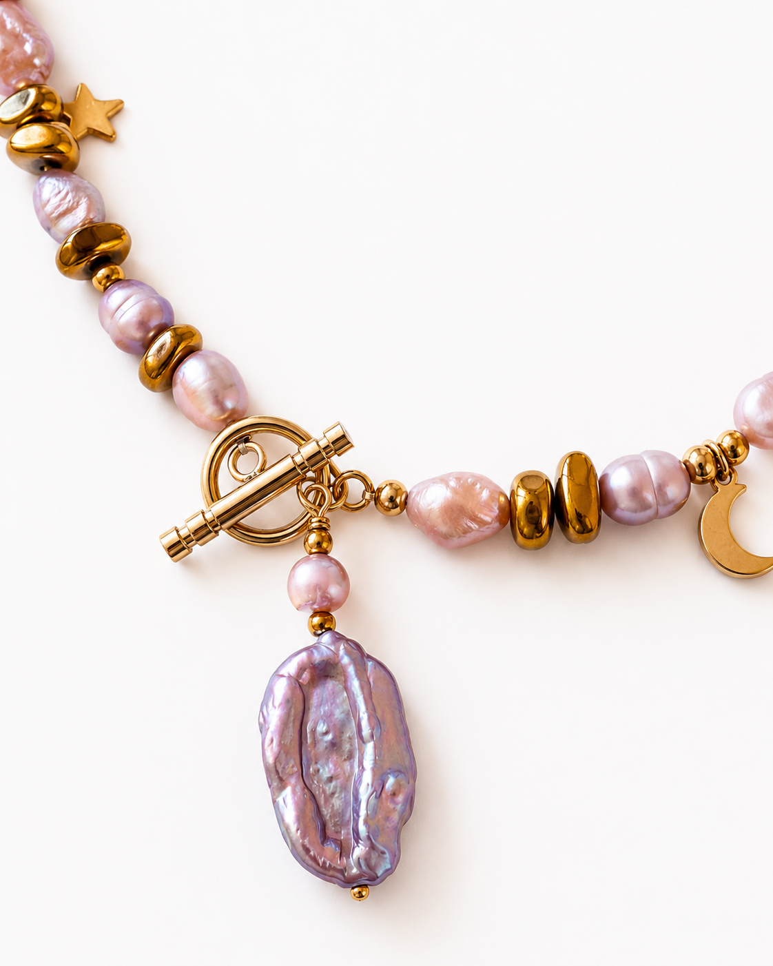 Collana artigianale con perle d’acqua dolce rosa e perla barocca su sfondo chiaro.