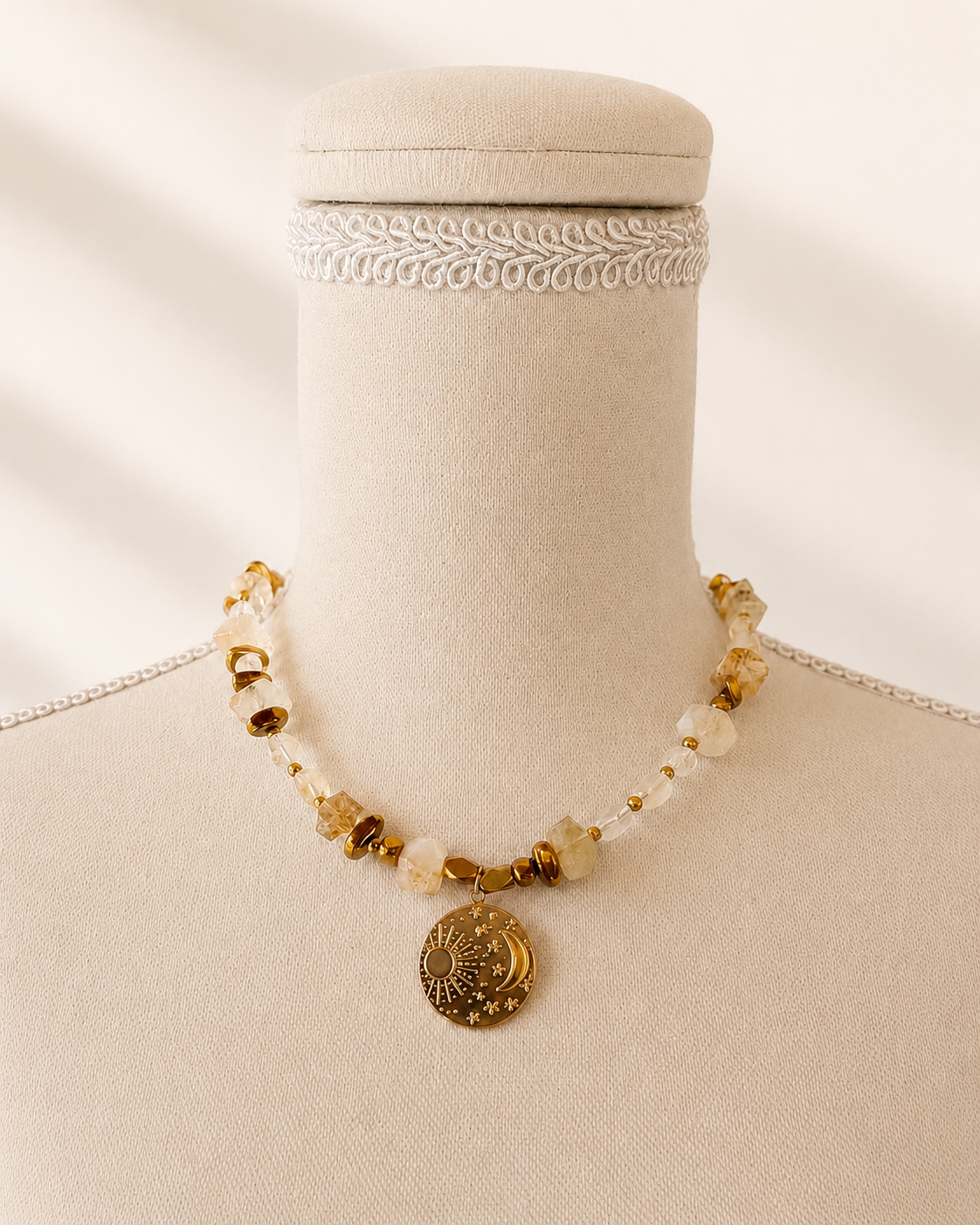 Collana artigianale in quarzo citrino con medaglietta in acciaio inox su busto.