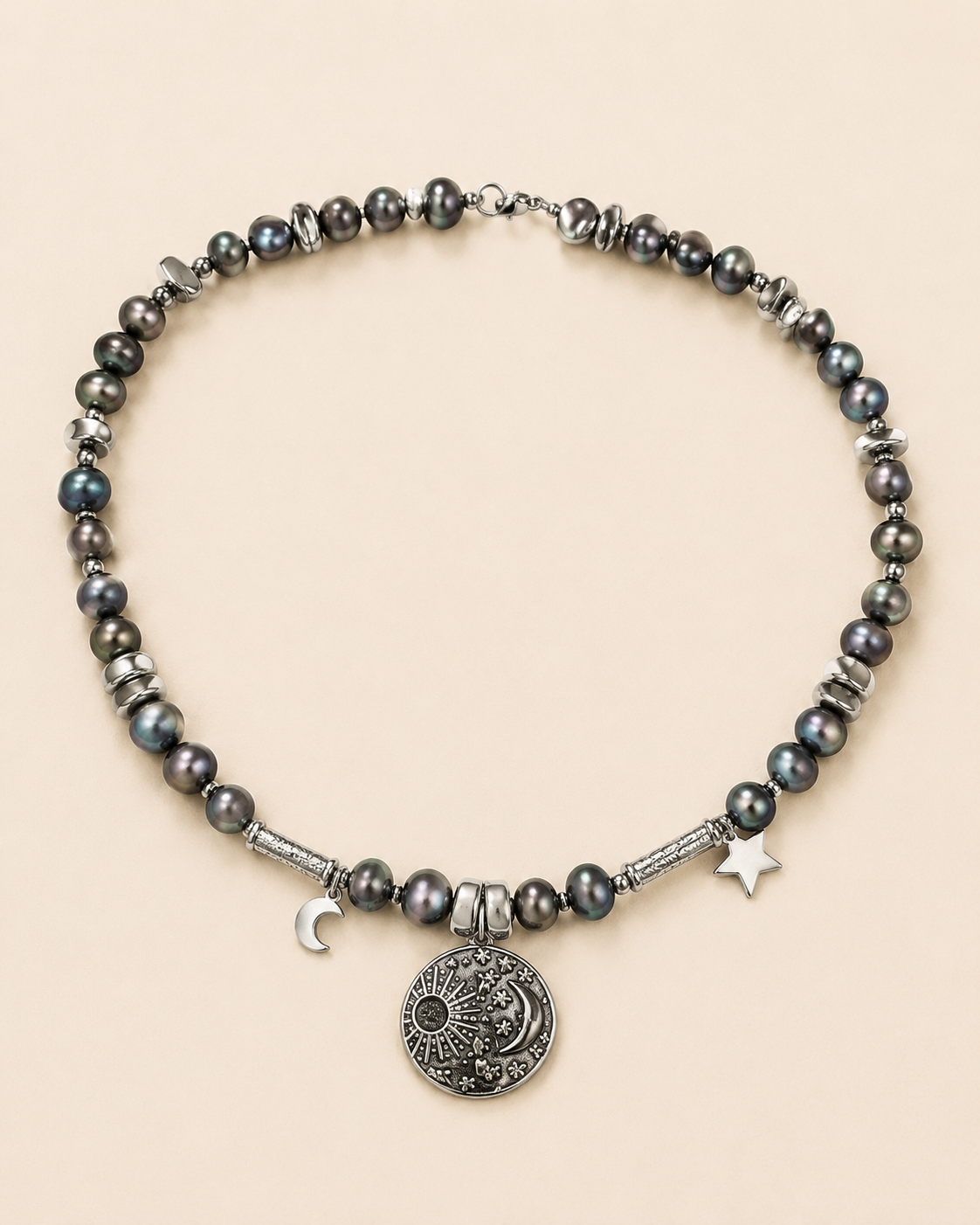 Vista completa della collana con perle grigie, ematite e pendente in acciaio inox.