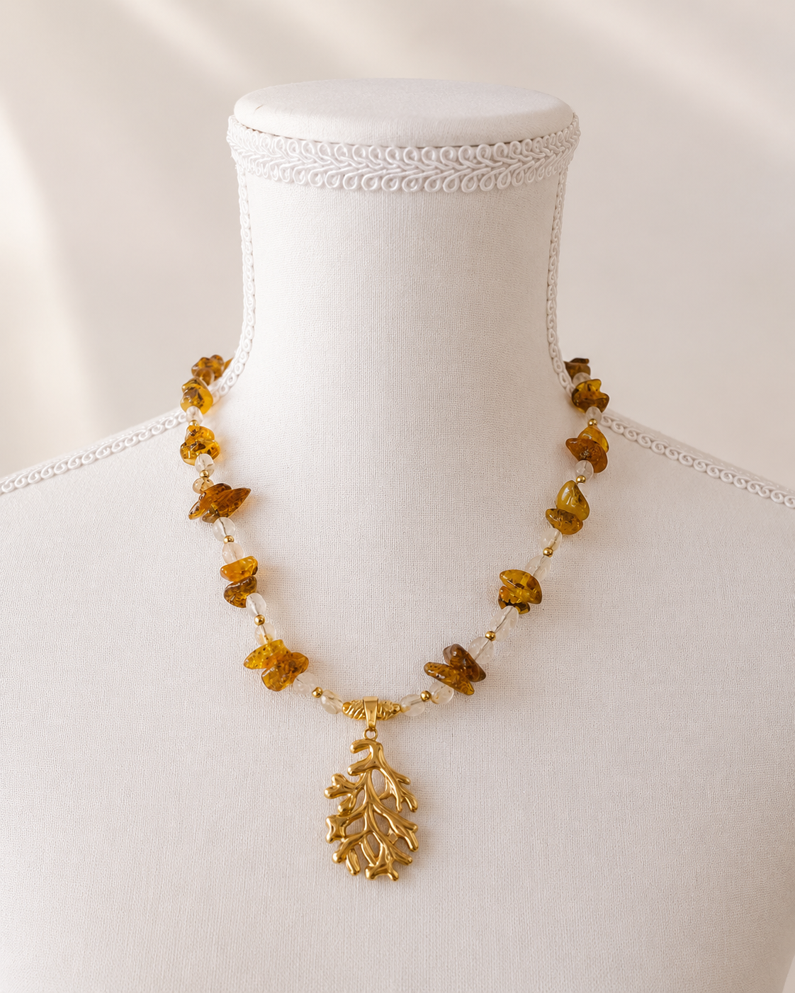 Collana artigianale in ambra e citrino su busto.