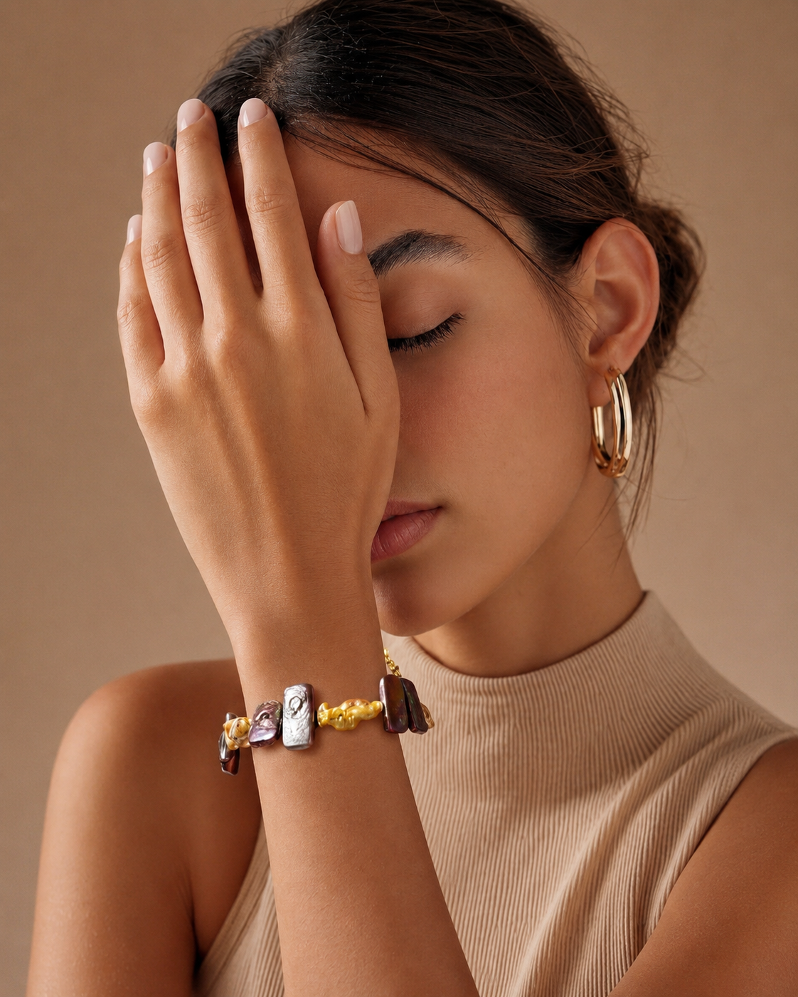 Modella che indossa il bracciale artigianale con perle naturali d’acqua dolce.