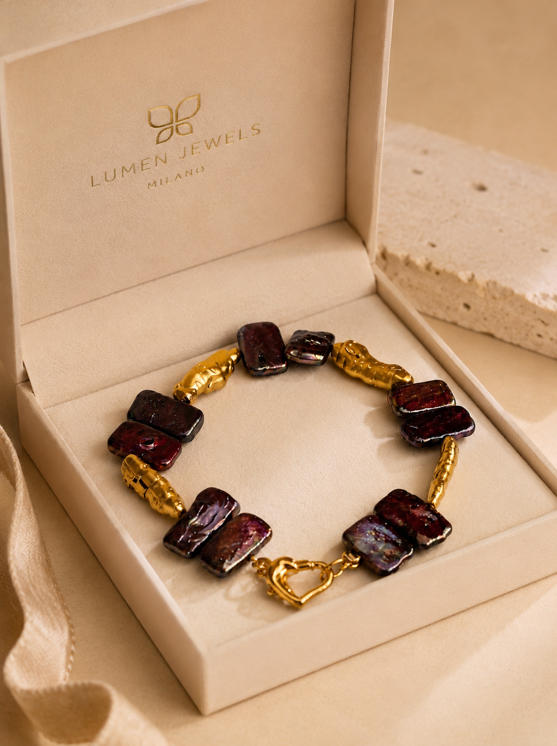 Bracciale con perle d’acqua dolce fotografato all’interno di una scatola regalo.