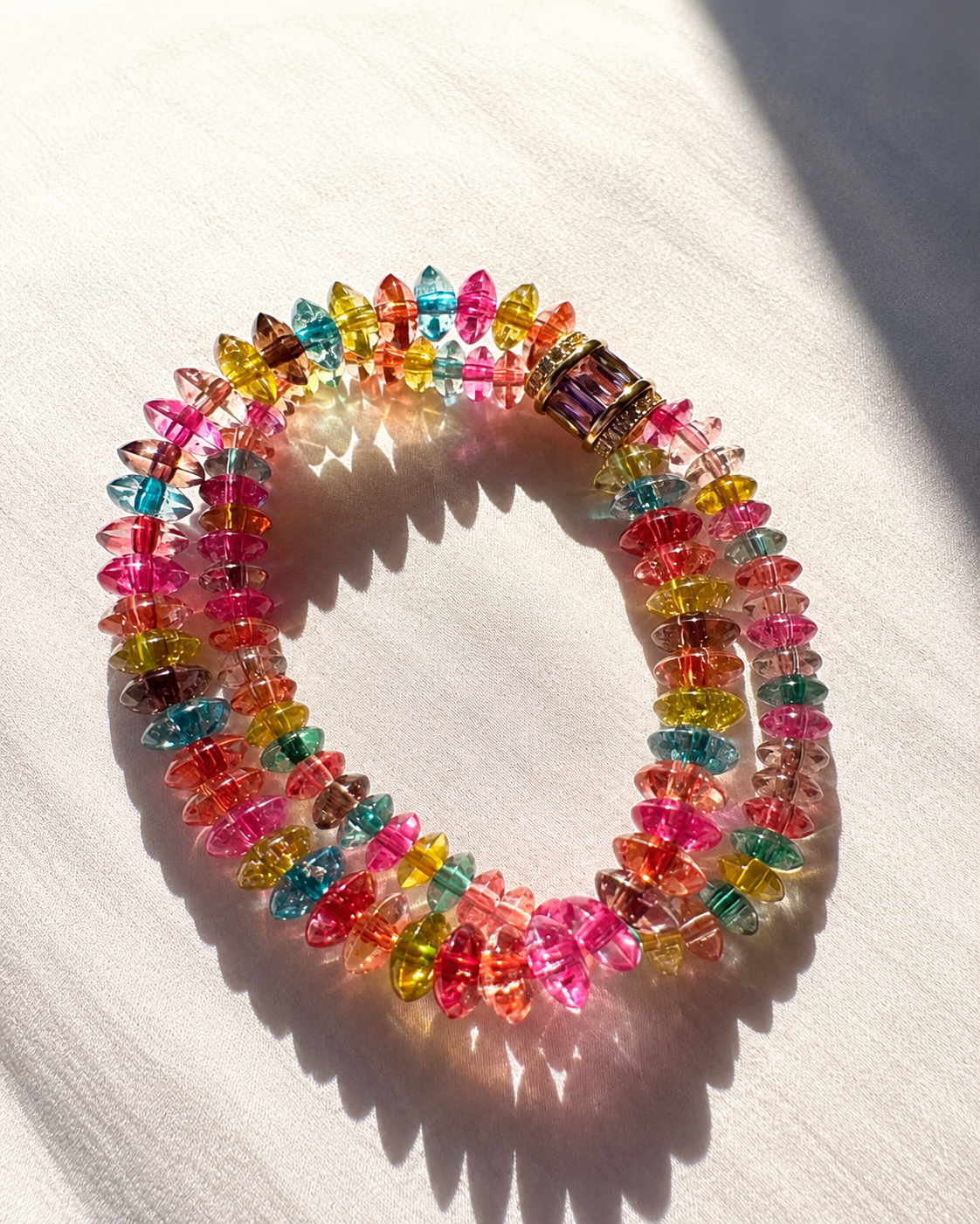 Bracciale artigianale in tormalina naturale dell'Isola d'Elba, doppio giro, su sfondo chiaro.