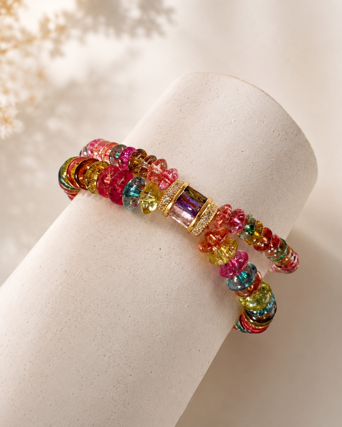 Bracciale in tormalina naturale dell'Isola d'Elba su busto espositivo, dettaglio delle pietre multicolore.