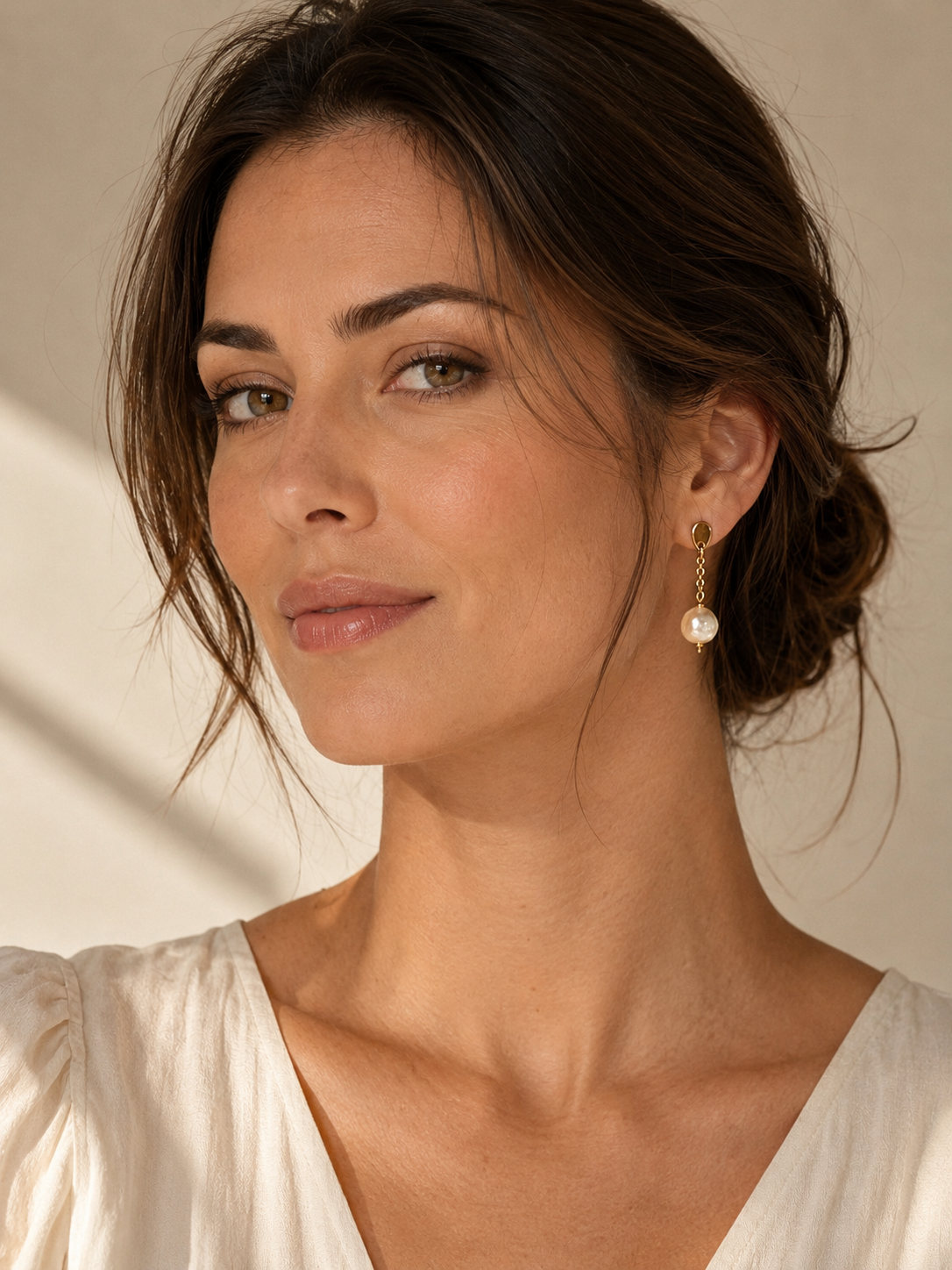 Orecchini con perla bianca naturale da 8 mm indossati dalla modella.