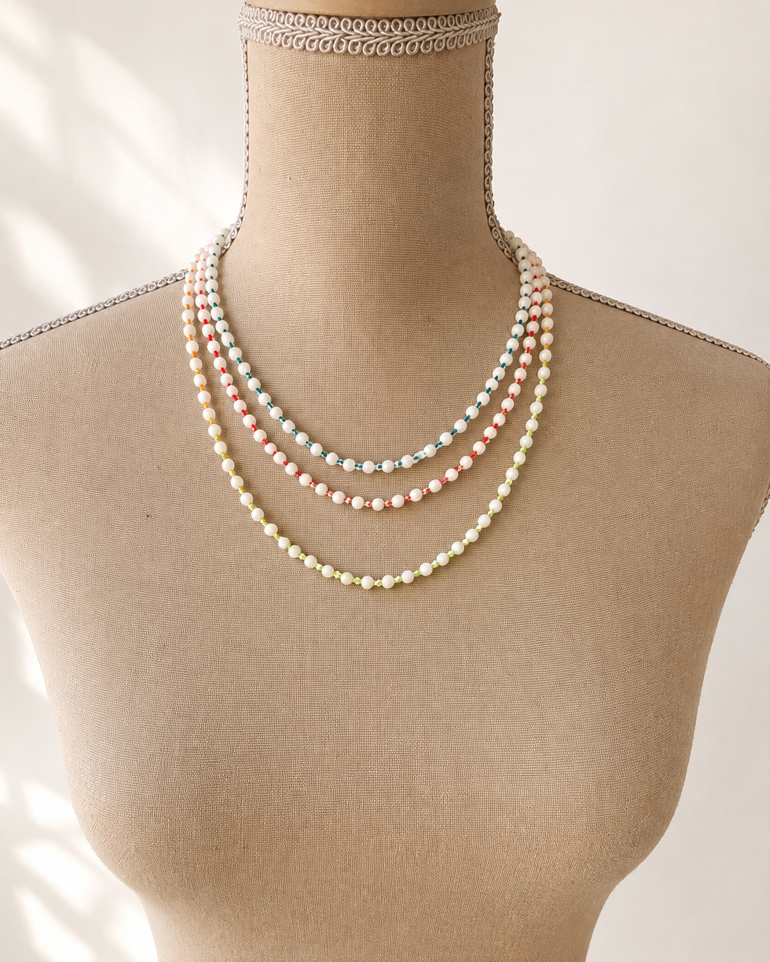 Collana in agata bianca naturale da 3 mm esposta su busto.