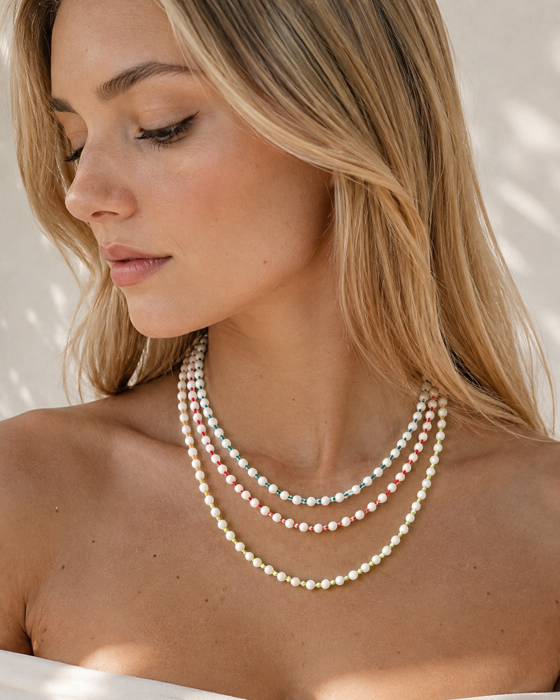 Collana in agata bianca naturale da 3 mm indossata dalla modella.